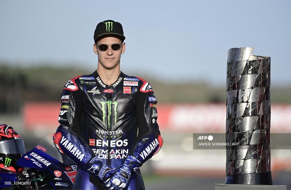 fabio-quartararo-berpose-untuk-foto-di-valencia.jpg