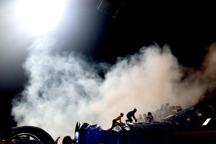 fakta-tembakan-gas-air-mata-di-kerusuhan-stadion-kanjuruhan-alasan-polisi-hingga-larangan-fifa.jpg