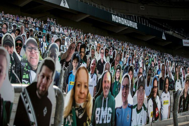 fans-gladbach-siasati-larangan-tanpa-penonton-bundesliga-dengan-patung-kardus.jpg