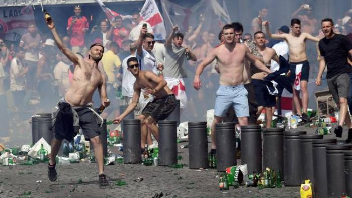 fans-inggris-dan-rusia-bentrok-di-kota-marseille_20160612_212439.jpg