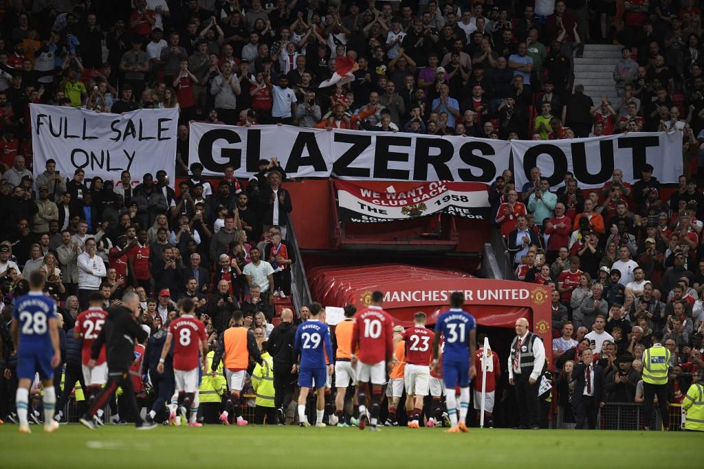 fans-manchester-united-memasang-spanduk-protes-glazers.jpg