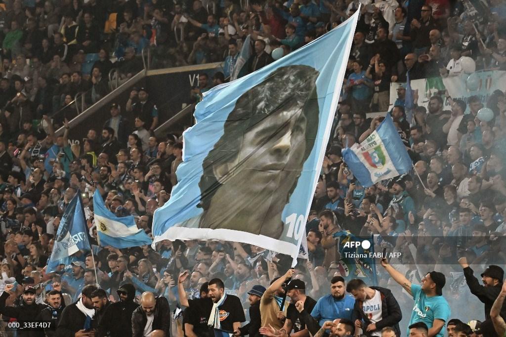 fans-napoli-merayakan-keberhasilan-juara-liga-italia.jpg