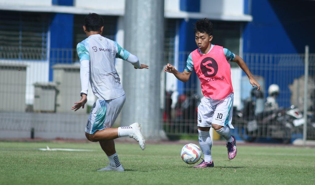 faris-abdul-hafizh-berlatih-bersama-tim-senior-di-stadion.jpg