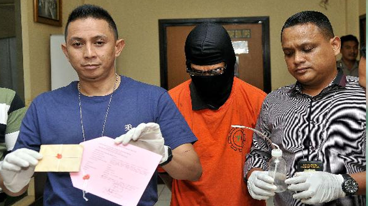 fariz-rm-narkoba-barang-bukti-polres-jakarta-selatan-kediaman_20150106_203126.jpg