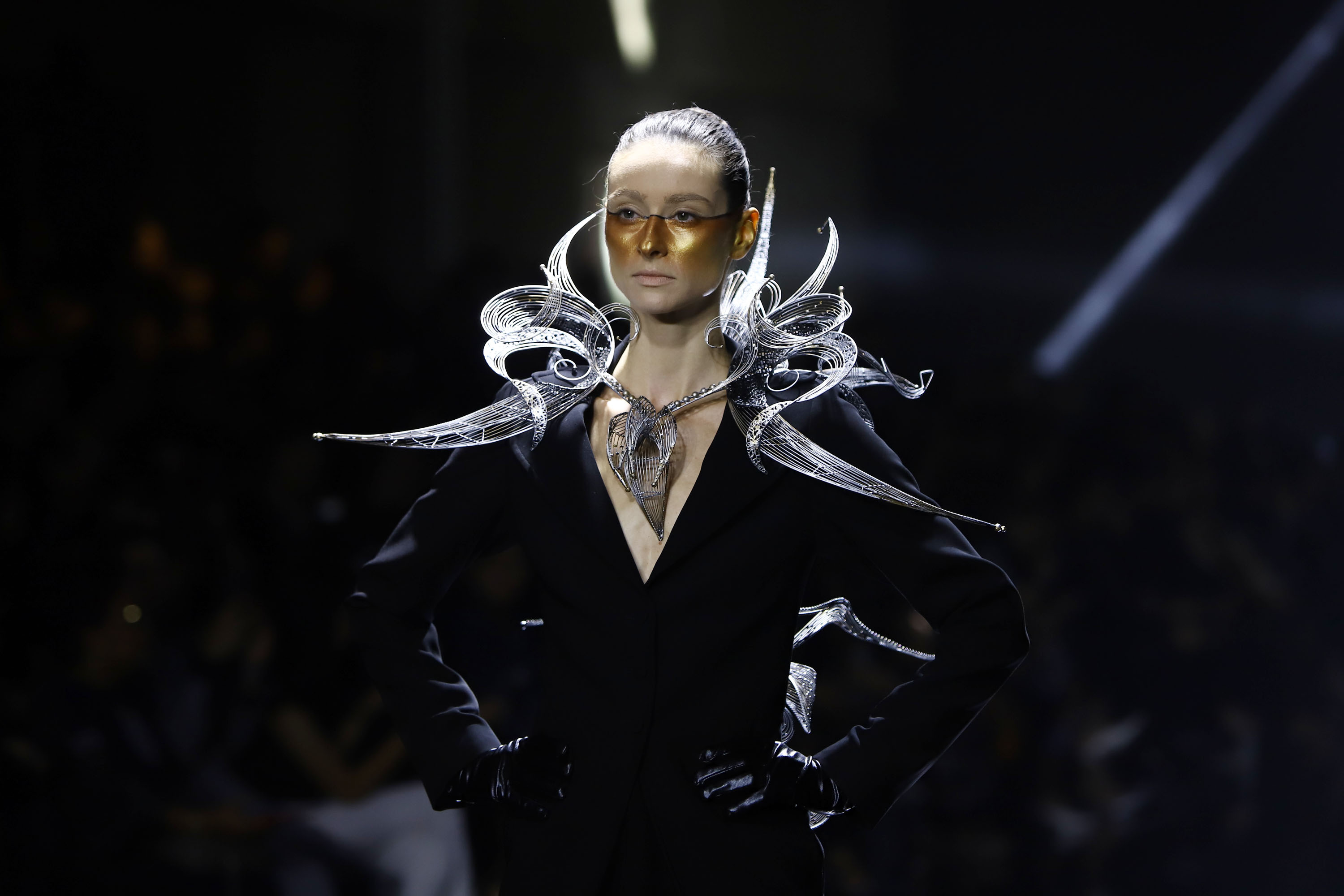 fashion-aksesoris-persembahan-rinaldy-yunardi-untuk-indonesia_20190821_234733.jpg