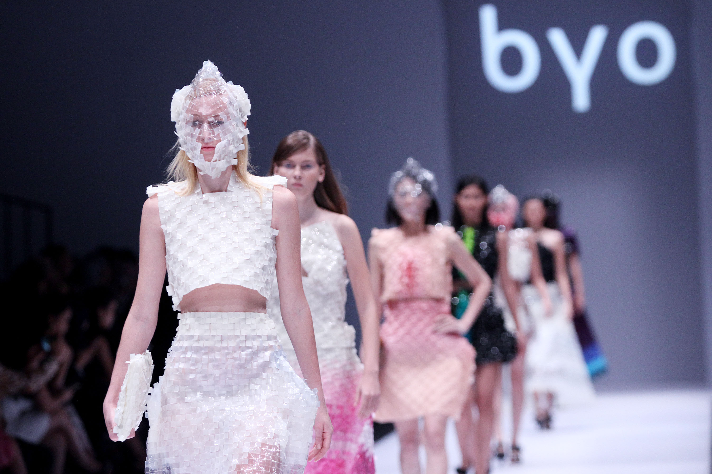 fashion-show-karya-byo-pada-ajang-jfw-2017_20161024_160114.jpg