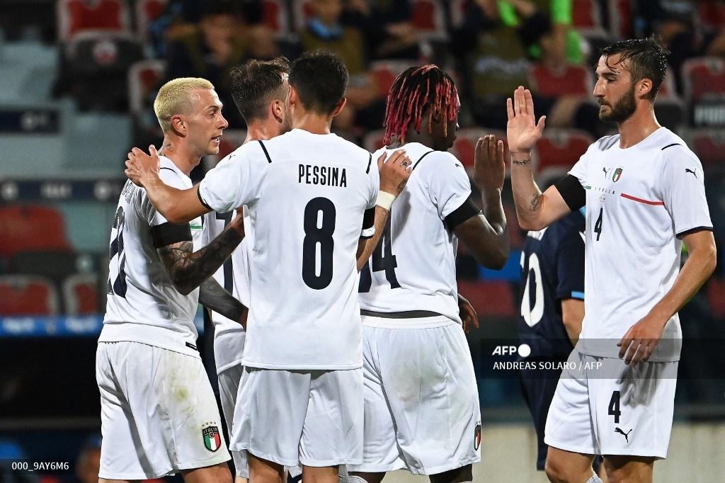 federico-bernardeschi-merayakan-dengan-rekan-satu-tim.jpg
