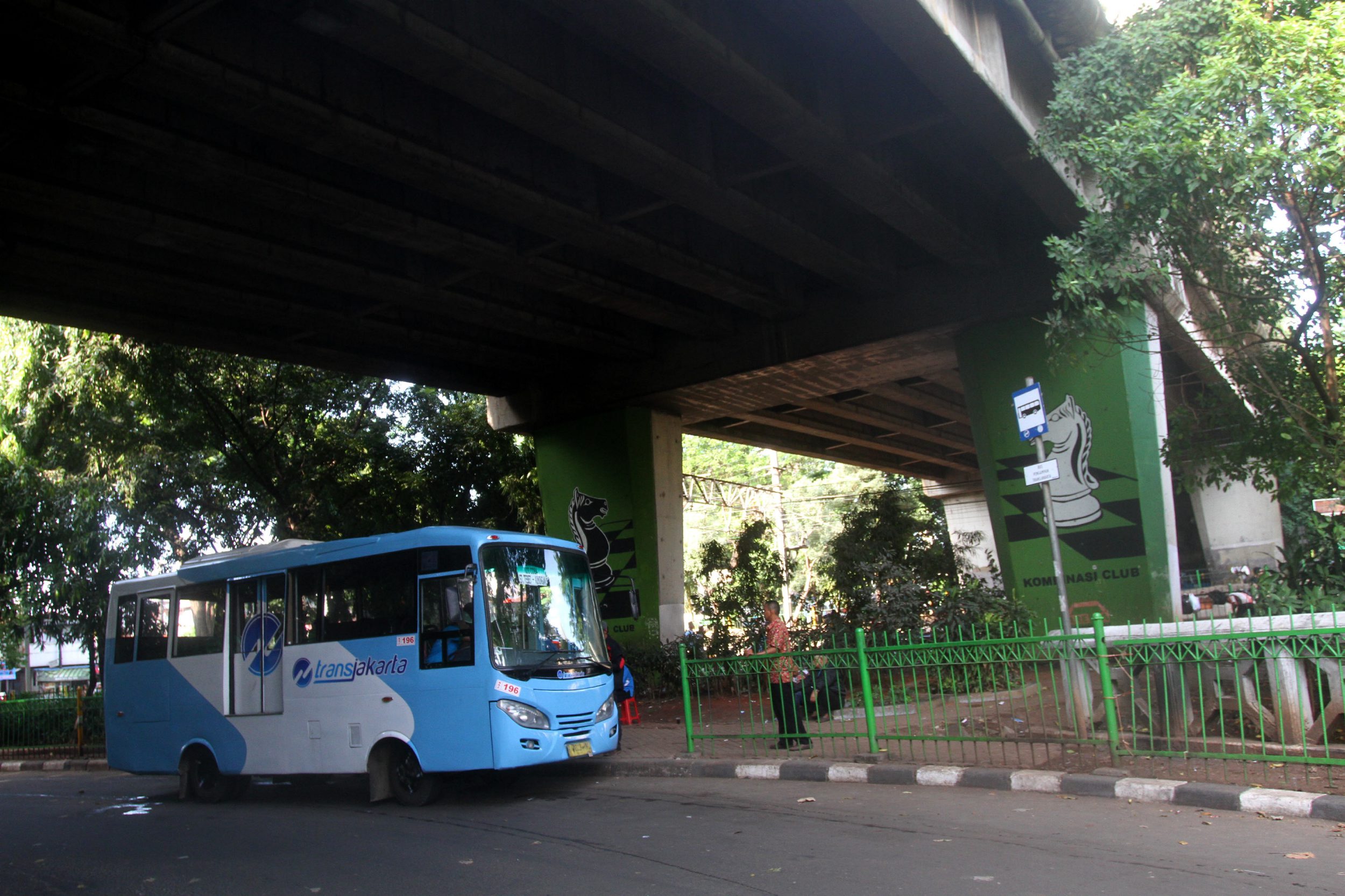 feeder-bus-transjakarta-ngetem_20160406_152541.jpg