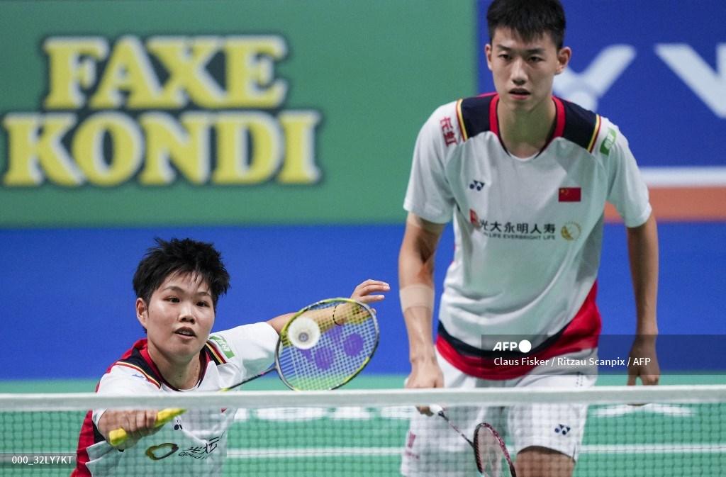 FENG/HUANG - Yan Zhe Feng (Kanan) dan Dong Ping Huang (Kiri) dari Tiongkok dalam final Denmark Terbuka di Jyske Bank Arena di Odense, pada 23 Oktober 2022. (Foto Arsip Oktober 2022). CLAUS FISKER / RITZAU SCANPIX / AFP
