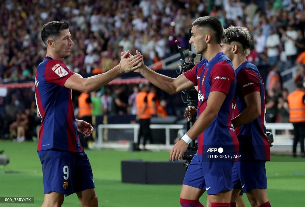 ferran-torres-merayakan-gol-09-robert-lewandowski.jpg