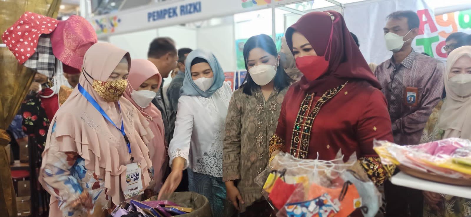 festival-umkm-ber-sni-juga-diwarnai-talkshow-kisah-sukses-umk-ber-sni-p.jpg