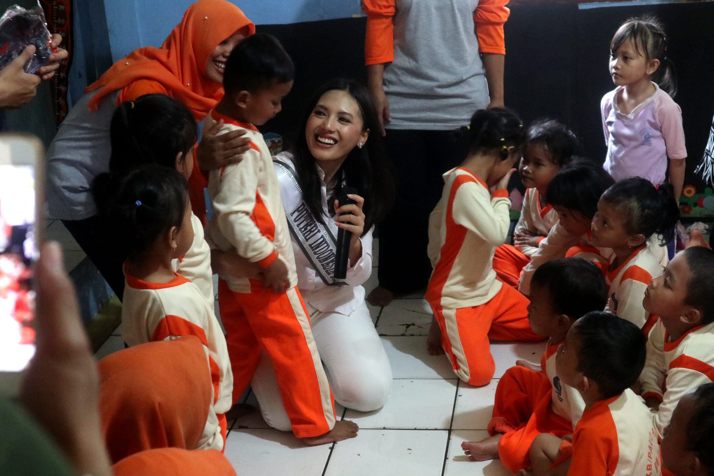 finalis-putri-indonesia-dki-disambut-haru-dan-tangis-anak-paud-p_20190210_121807.jpg