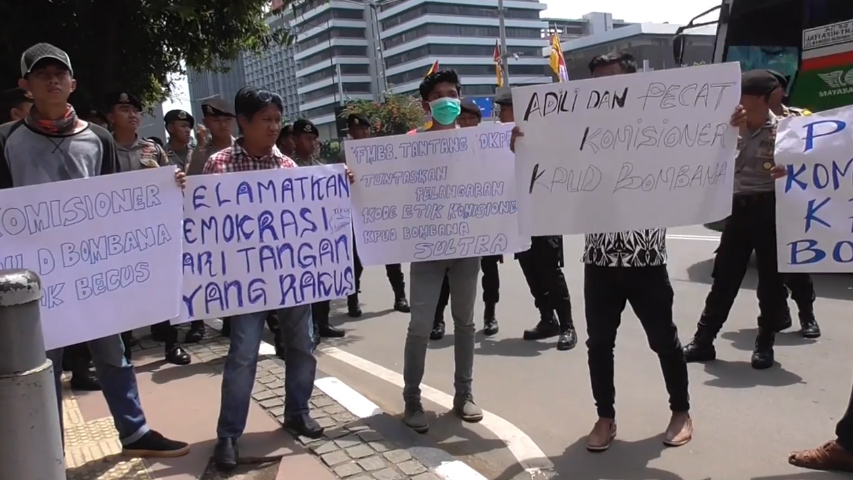 fmbb-desak-dkpp-pecat-semua-komisioner-kpud-bombana_20170313_142542.jpg