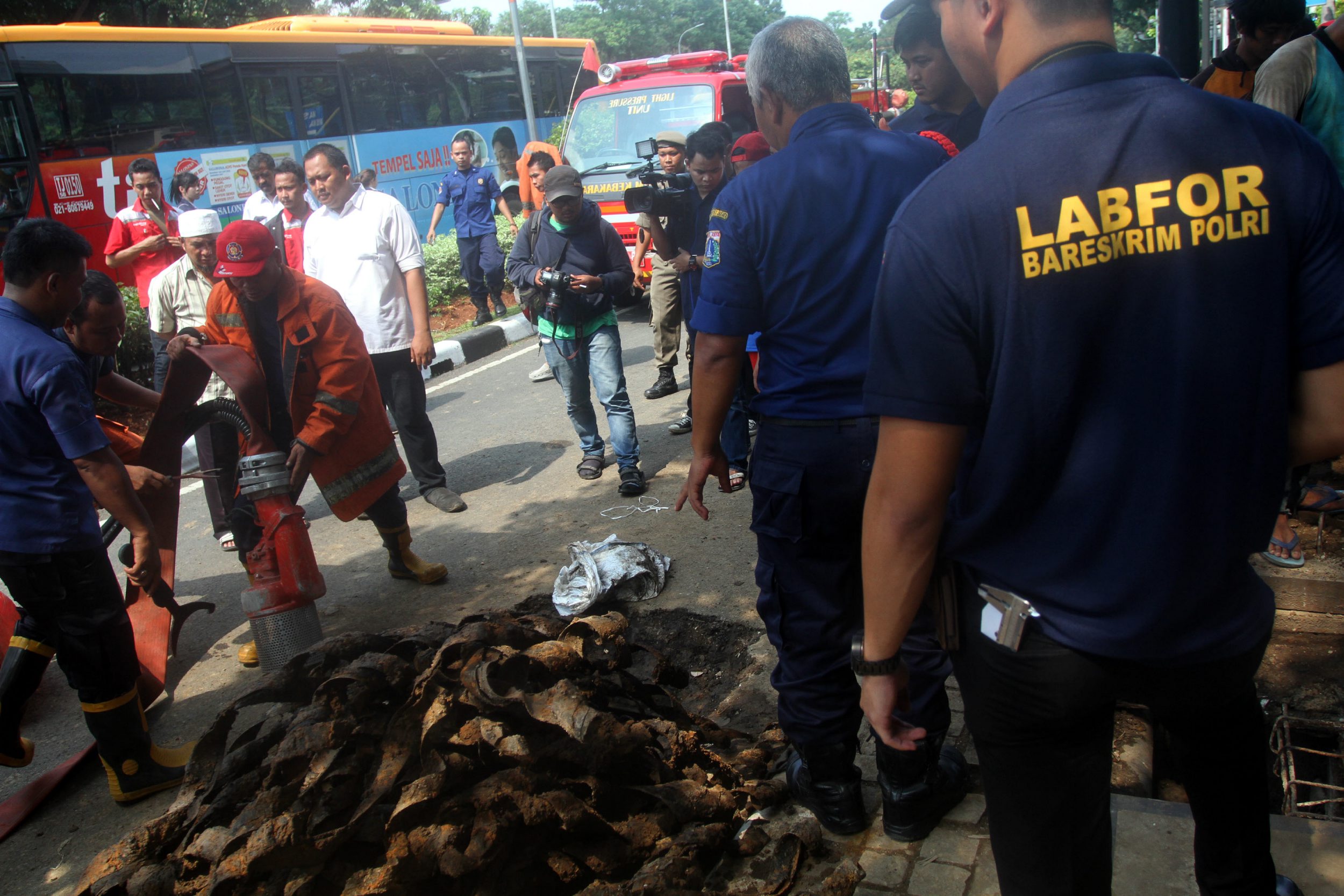 forensik-mabes-polri-lakukan-olah-tkp-kulit-kabel_20160310_154252.jpg
