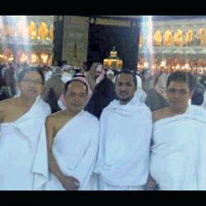 foto-abraham-samad-dan-sahabatnya-umrah_20150206_122600.jpg
