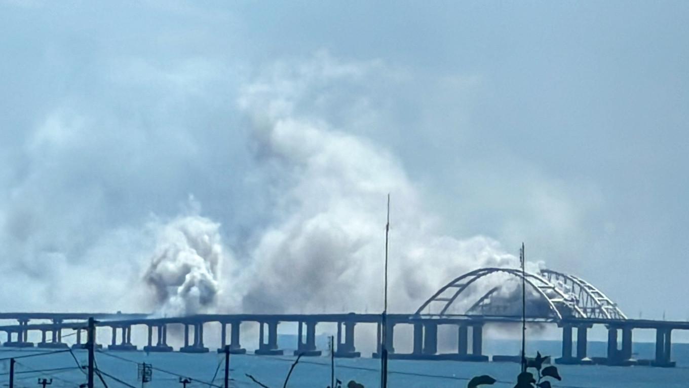 foto-kepulan-asap-di-atas-dan-kisaran-jembatan-krimea.jpg