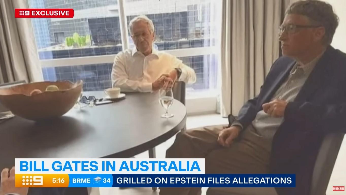 EPSTEIN FILES - Tangkap layar YouTube 9 News Australia menampilkan foto lama Bill Gates bersama Jeffrey Epstein. Bill Gates menyesali setiap menit waktu yang ia habiskan dengan Epstein.