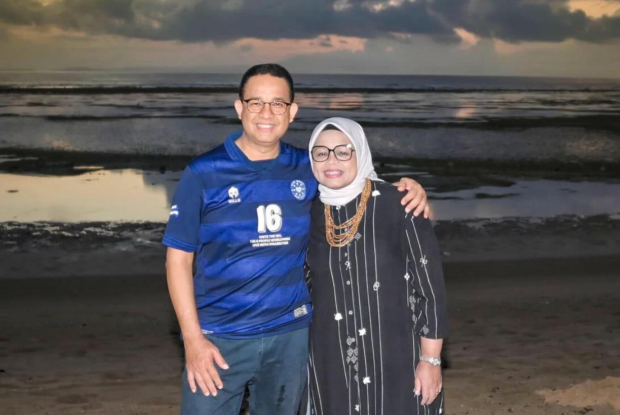foto-liburan-anies-baswedan-saat-mengenakan-jersey-biru-x-mills-new-hope-new-life.jpg