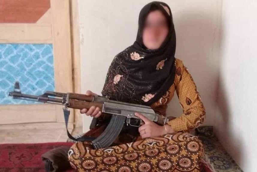 foto-qamar-gul-memegang-ak-47-viral-di-media-sosial.jpg
