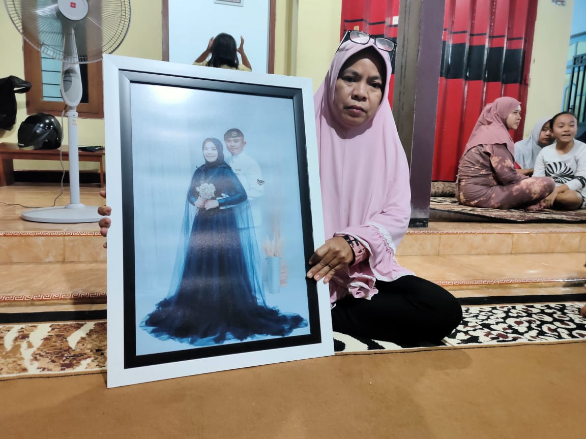 foto-serda-ede-pandu-yudha-kusuma-bersama-istri_20210423_110042.jpg