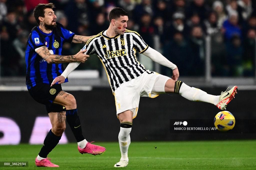 Bek Inter Milan #15 Francesco Acerbi (Kiri) dan penyerang Juventus #09 Dusan Vlahovic (kanan) berebut bola selama pertandingan sepak bola Serie A Italia di Stadion Allianz, pada 26 November, 2023.