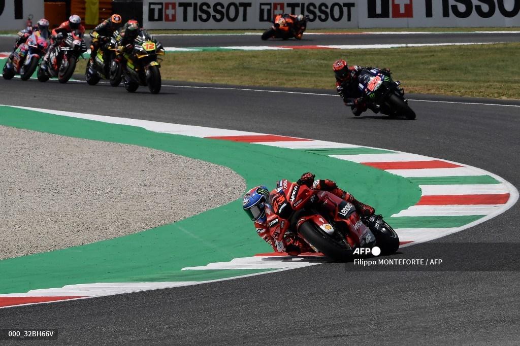francesco-bagnaia-depan-pebalap-monster-energy-yamaha-prancis-fabio-quartararo.jpg