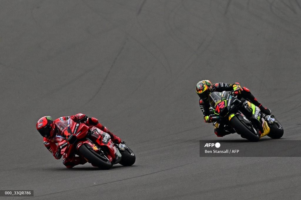 francesco-bagnaia-kiri-di-depan-rider-mooney-vr46.jpg