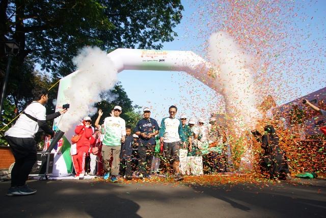 Seribu Peserta Meriahkan Funwalk Family 5 Km Keliling TMII, Ajak Warga Hidup Sehat Lewat Berolahraga