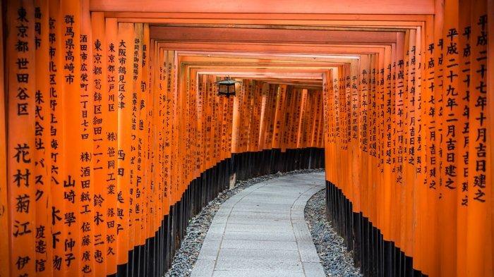 fushimi-inari-shrine-kyoto-jepang.jpg