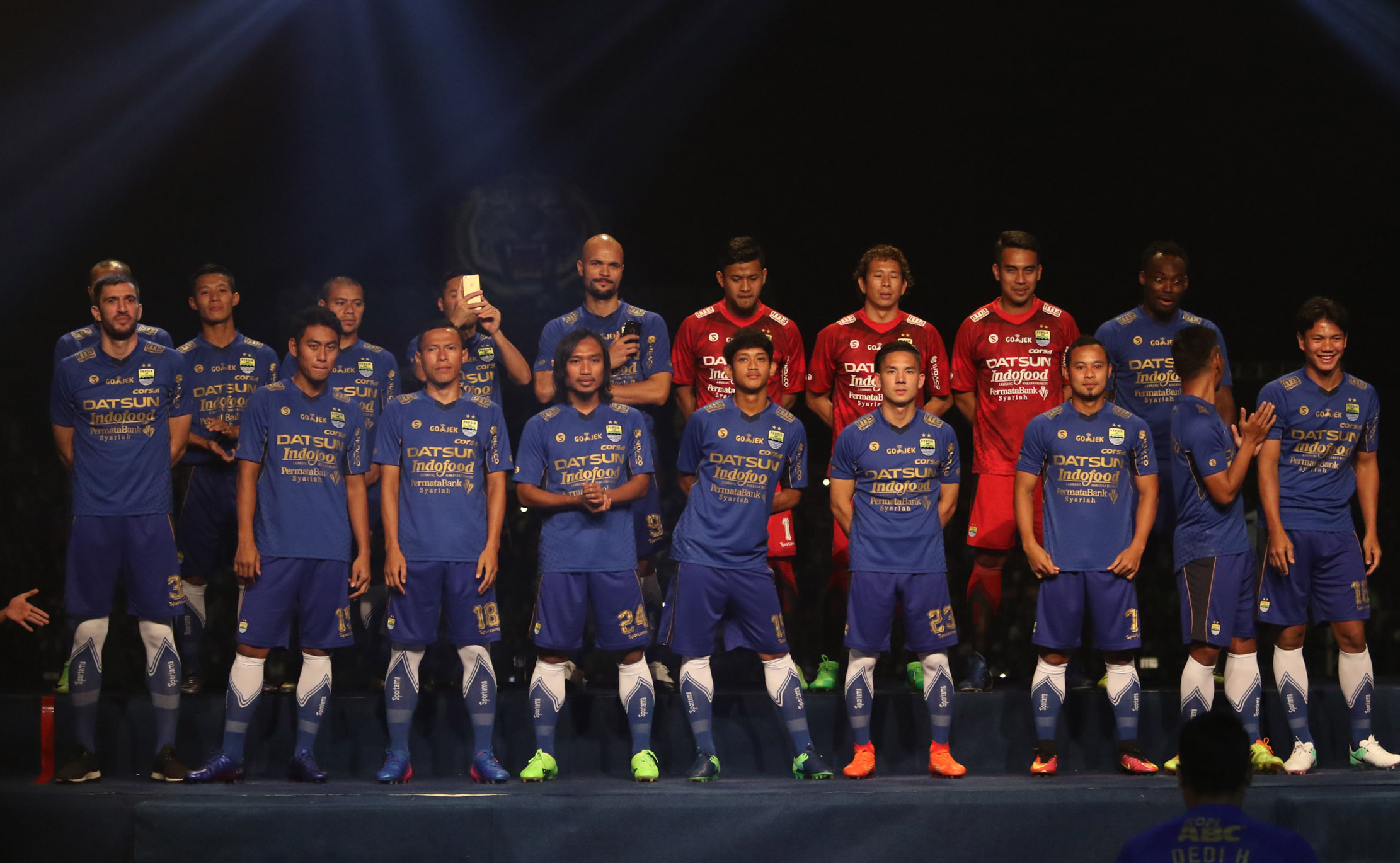 fwd-life-lindungi-pemain-persib-dengan-asuransi_20170405_000419.jpg