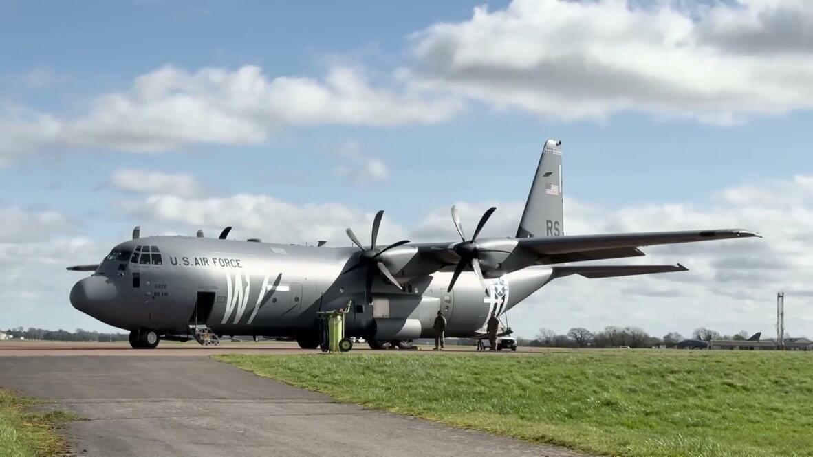 PERANG IRAN - Tangkap layar Viory 17 Maret 2026, memperlihatkan Pesawat US C-130 Hercules sedang bergerak di landasan pacu pangkalan udara Inggris, Fairford. Pangkalan Inggris menampung pesawat C-130 Super Hercules AS dan pesawat pembom B-1 di tengah serangan Iran meskipun terjadi perselisihan besar antara Donald Trump dan PM Keir Starmer.