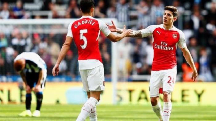 gabriel-paulista-dan-laurent-koscielny_20160408_111231.jpg