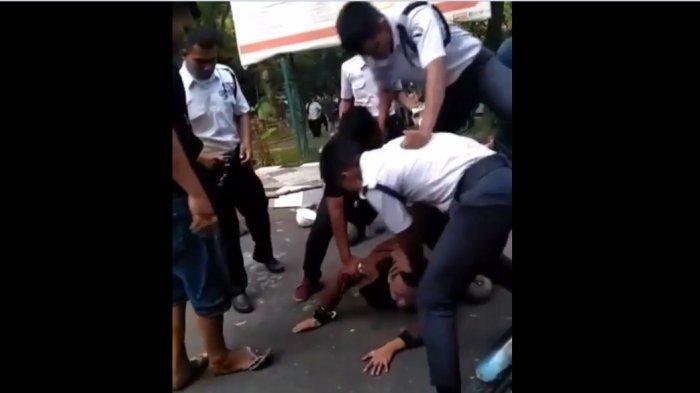 gambar-dua-pemuda-dianiaya-oleh-massa-di-unimed.jpg