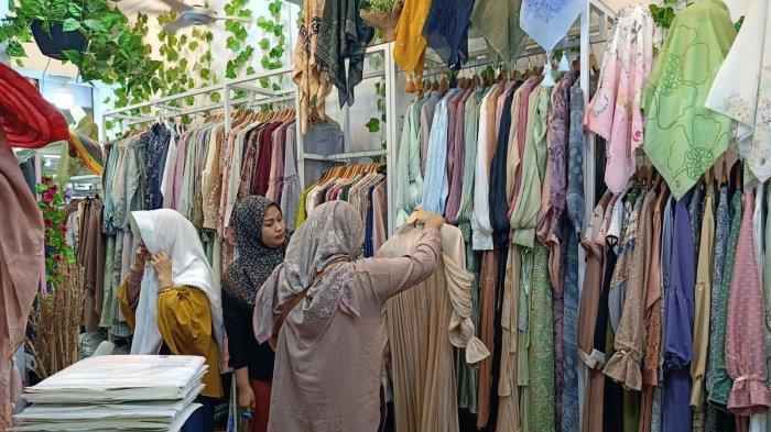 gamis-yang-dijual-di-salah-satu-toko-di-dc-mall-batam-sabtu-2332024.jpg