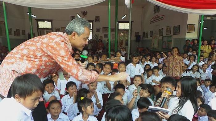 ganjar-bersama-siswa_sd_20150807_093737.jpg