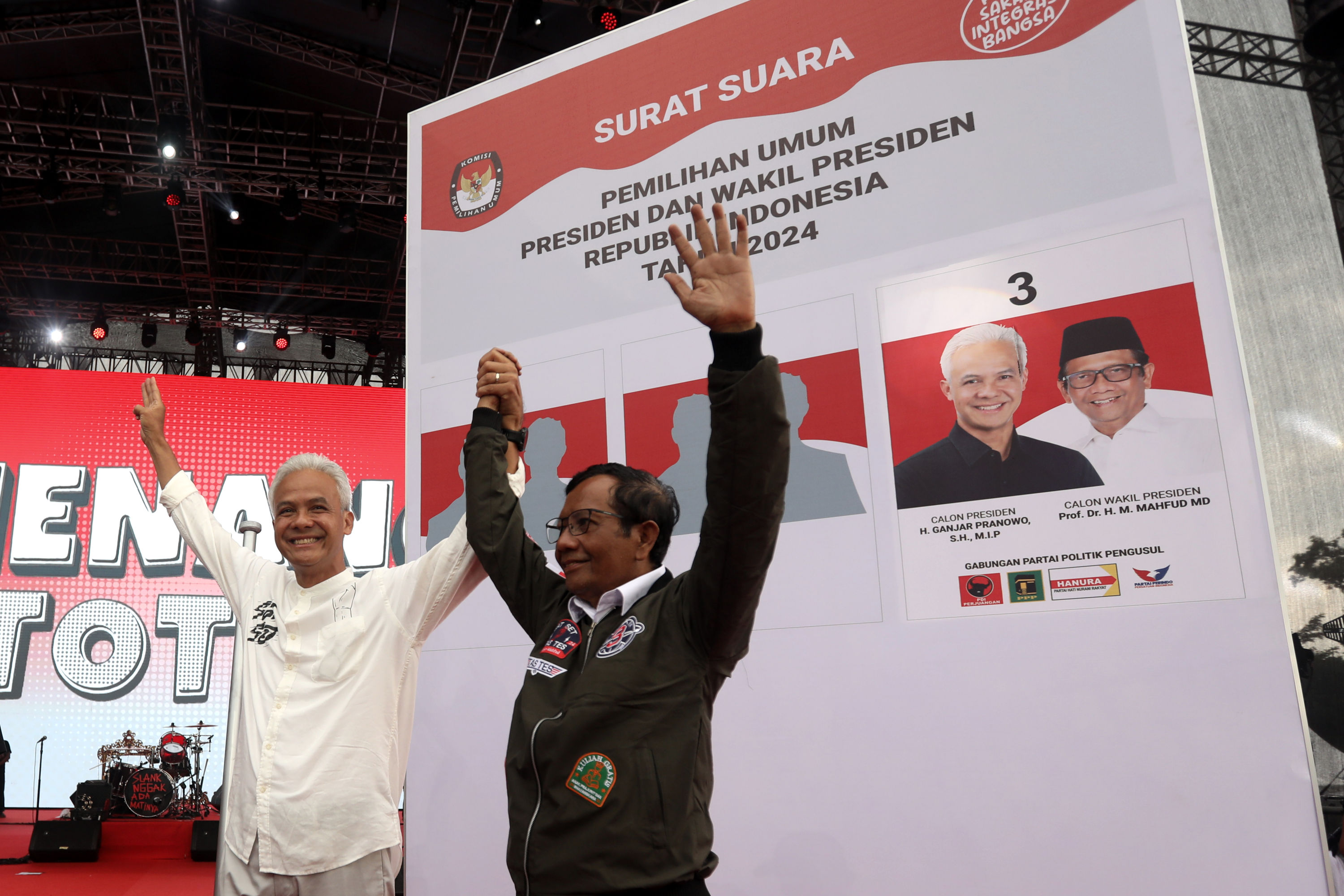 ganjar-mahfud-hadiri-hajatan-rakyat-banyuwangi_20240208_180159.jpg