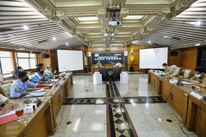 ganjar-pranowo-berdialog-dengan-buruh-dari-kspi.jpg