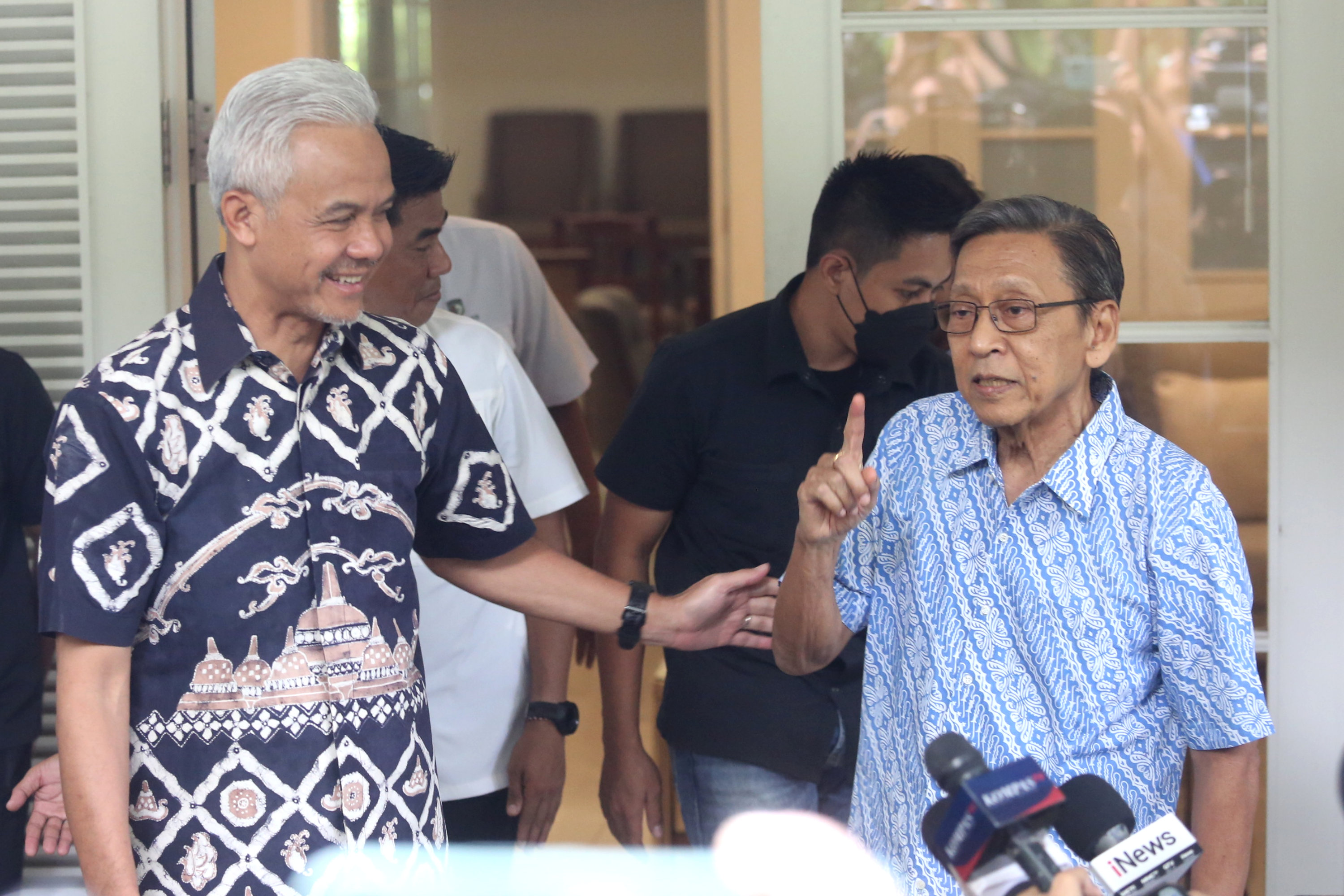ganjar-pranowo-bertemu-dengan-boediono_20231124_203549.jpg
