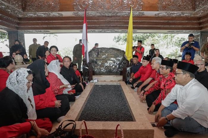 ganjar-pranowo-dan-mahfud-md-melakukan-ziarah-ke-makam-soekarno.jpg