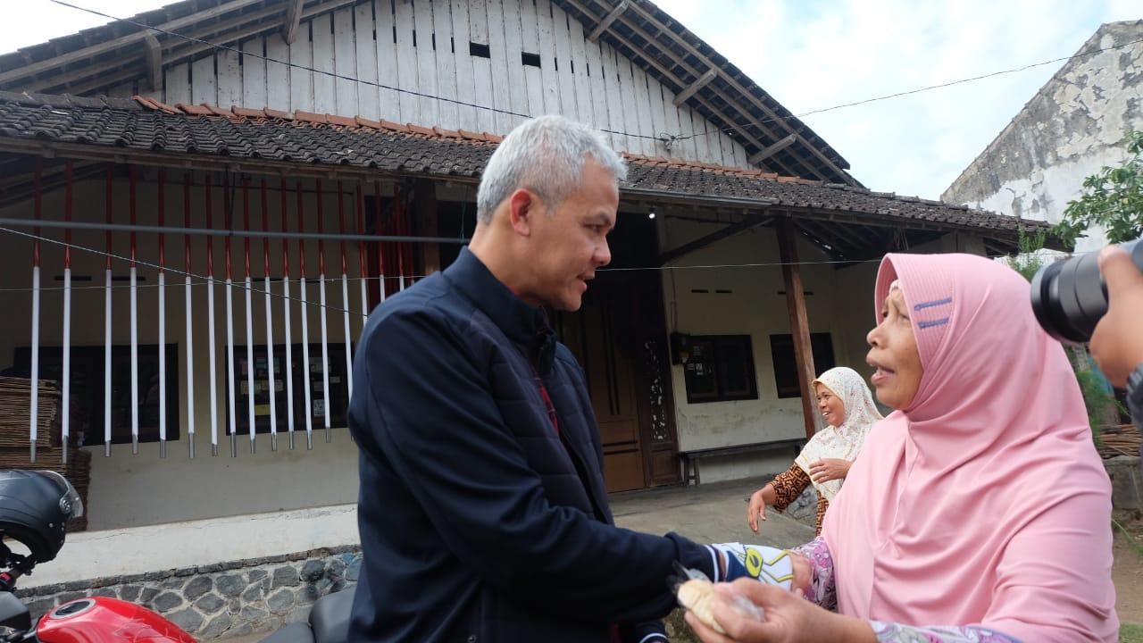 ganjar-pranowo-dengan-mbah-siti-2.jpg