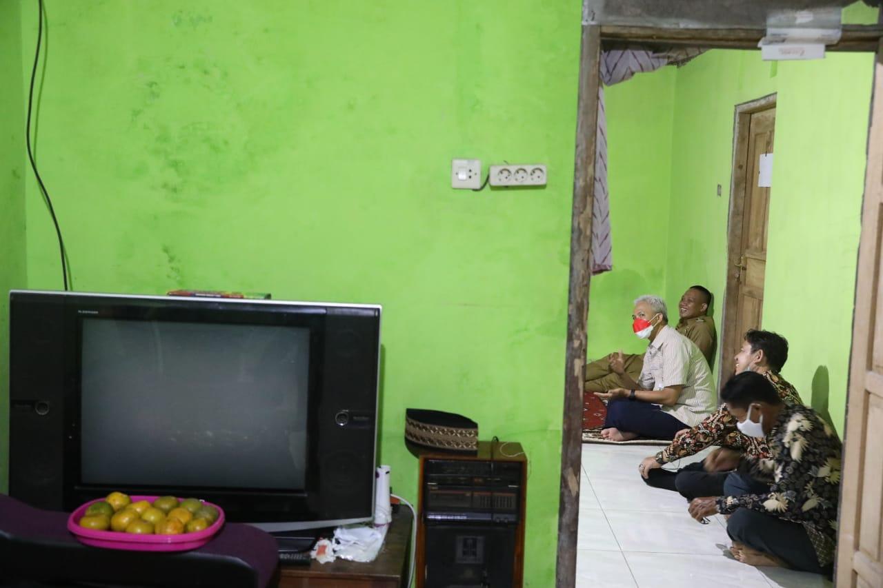 ganjar-pranowo-gubernur-jawa-tengah-berikan-bantuan-keuangan.jpg