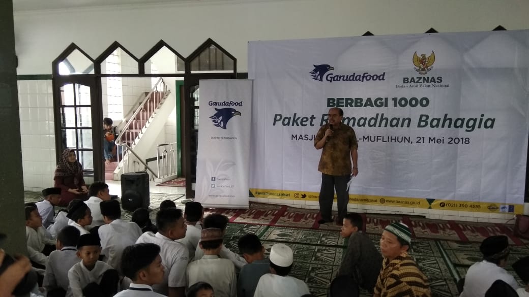 garudafood-salurkan-1000-paket-ramadhan-melalui-baznas_20180521_160106.jpg