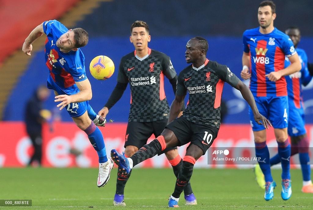 gary-cahill-saat-berduel-dengan-sadio-mane.jpg