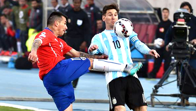gary-medel-tendang-lionel-messi_20150705_214436.jpg