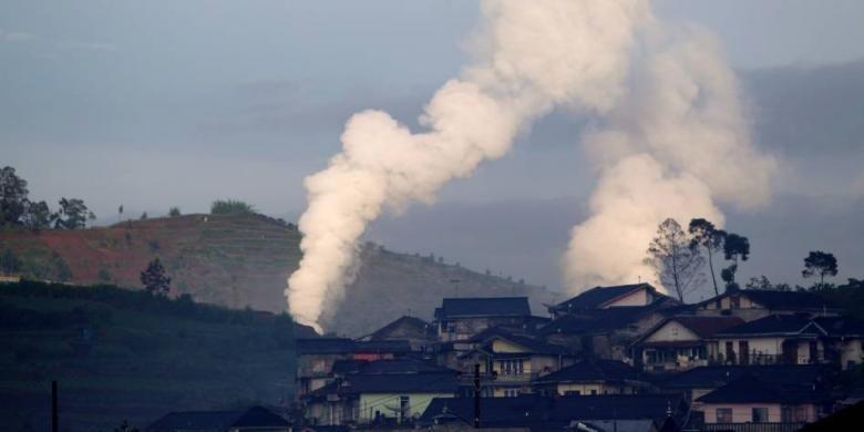 gas-buang-keluar-dari-pipa-panas-bumi-pembangkit-listrik-tenaga-panas-bumi-pltp-dieng.jpg