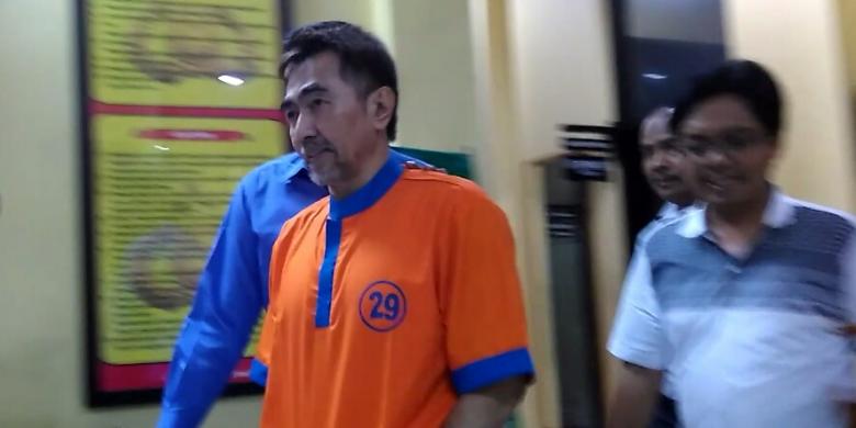gatot-brajamusti-usai-menjalani-pemeriksaan_20161003_213244.jpg