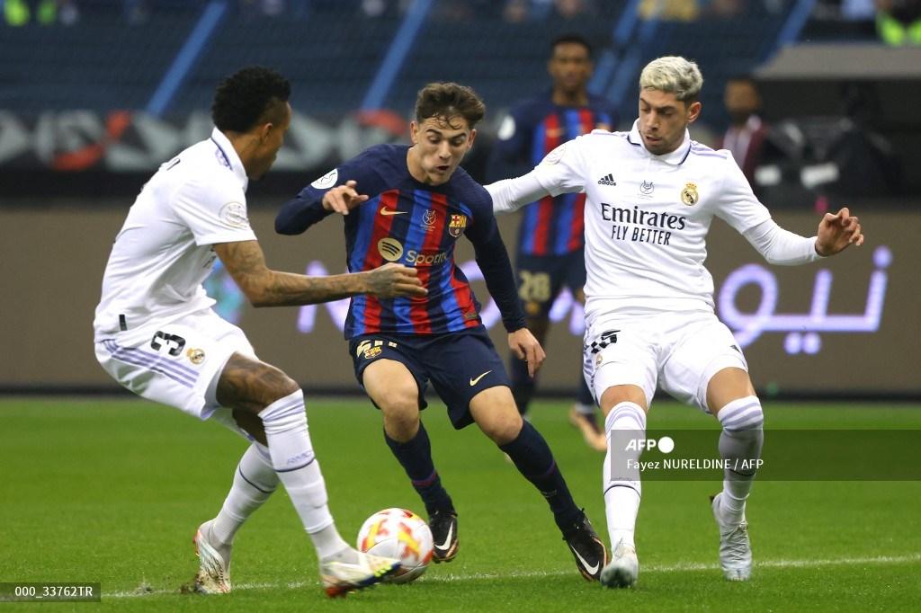 gavi-menggiring-bola-lawan-madrid.jpg