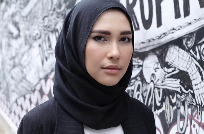 gaya-hijab-monokrom-ala-desainer-rani-hatta_20170809_121942.jpg