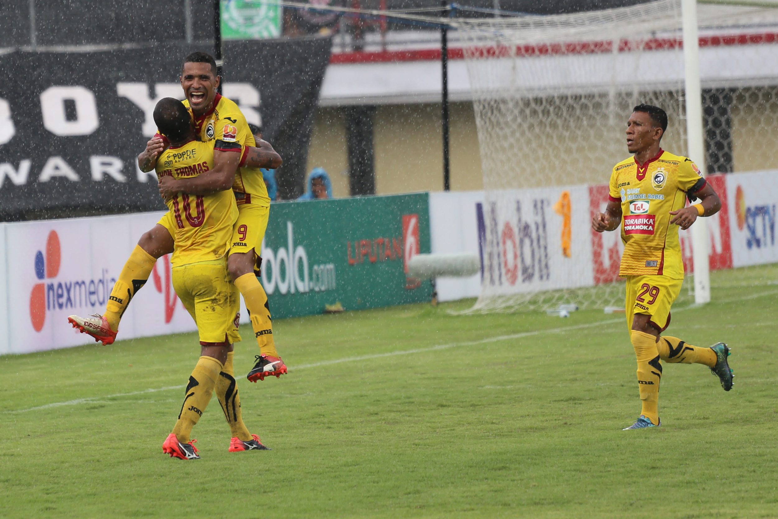 gaya-selebrasi-hilton-moreira-usai-cetak-gol_20170214_122505.jpg