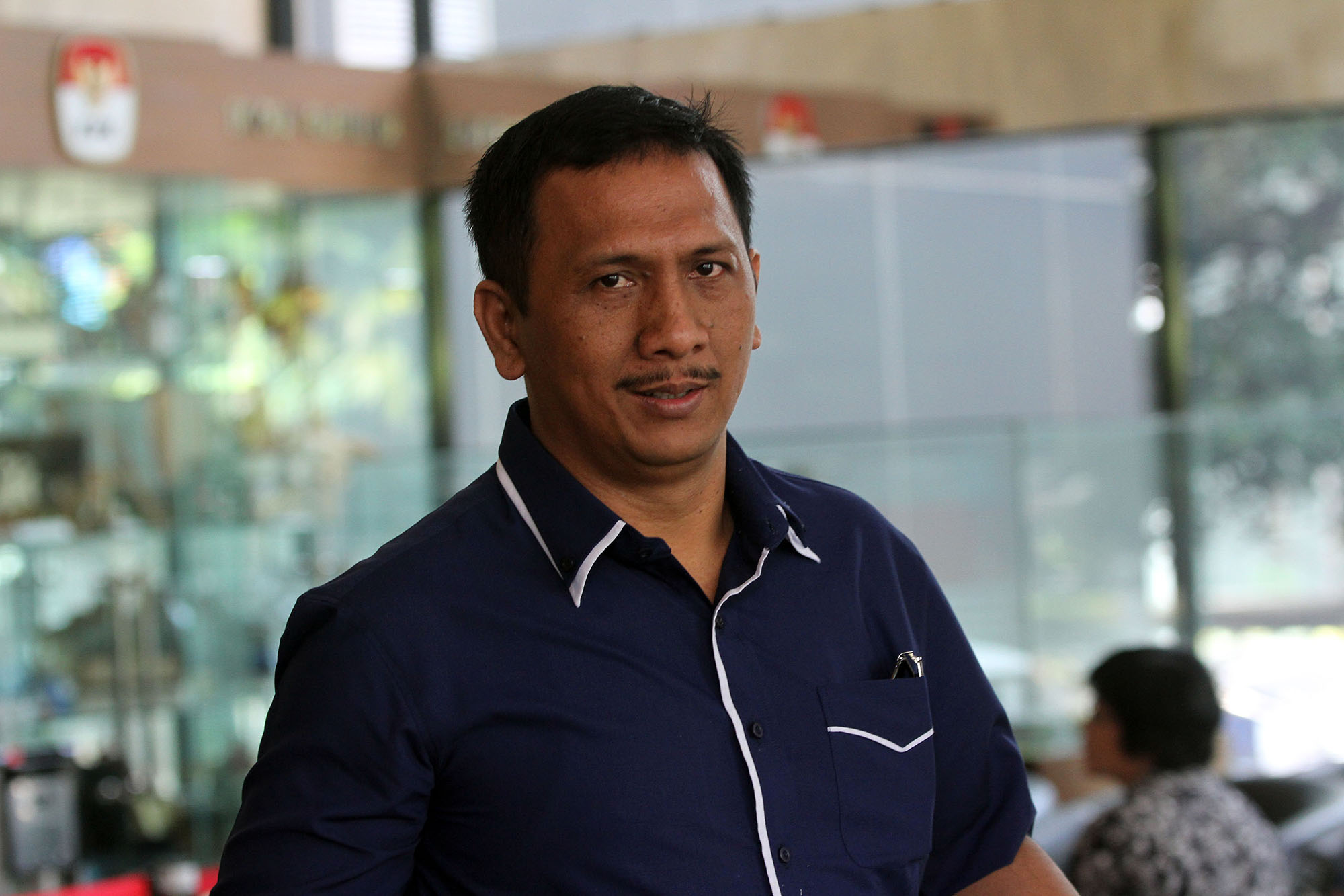gede-padek-suardika-jenguk-anas-urbaningrum_20150430_135449.jpg